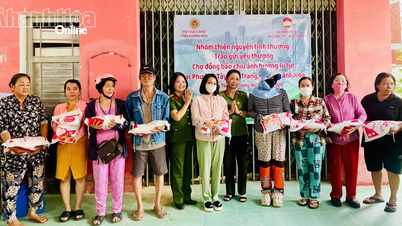 Trao 300 suất quà hỗ trợ người dân phường Tây Nha Trang