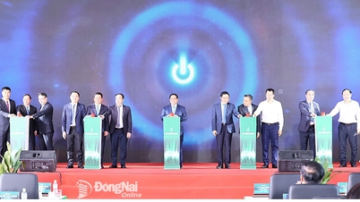 Ο πρωθυπουργός Φαμ Μινχ Τσινχ πατάει το κουμπί για τα εγκαίνια του σταθμού ηλεκτροπαραγωγής με υγροποιημένο φυσικό αέριο (LNG) αξίας 1,4 δισεκατομμυρίων δολαρίων στο Ντονγκ Νάι.