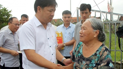 Secretarul provincial al partidului, Luong Nguyen Minh Triet, inspectează progresul construcției de locuințe pentru persoanele afectate de dezastre naturale.