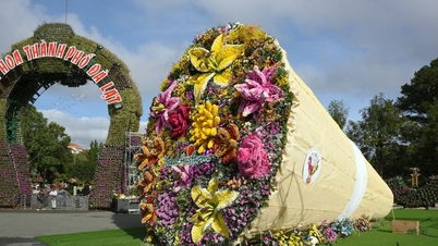 Un buchet realizat din 108 tipuri de flori proaspete din Da Lat a stabilit un record pentru cea mai mare dimensiune din Vietnam.