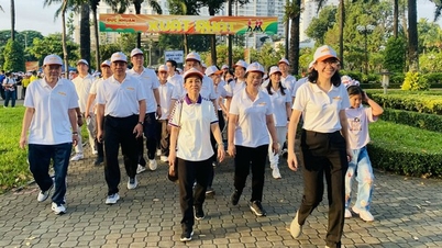 הו צ'י מין סיטי: דוק נואן וורד מארגן צעדה לגיוס כספים לתמיכה באנשים נזקקים.