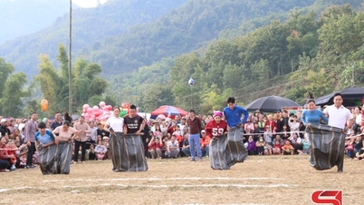 Traditionella folklekar är livliga i Tuong Ha.