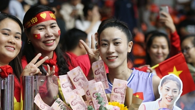 Nach ihrem großartigen Sieg gegen Indonesien wurden Thanh Thúy und Kiều Trinh in Thailand von Fans umringt.