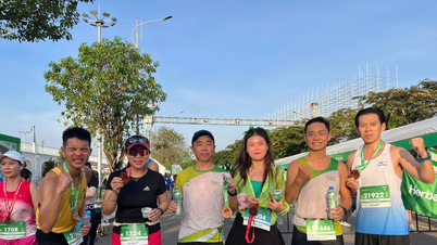 Al cruzar la línea de meta bajo el sol de la mañana, los corredores se elevaron en la Media Maratón de Tien Phong 2025.