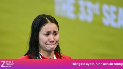 De leider van de Vietnamese sportdelegatie beschermt zwemmer My Tien.