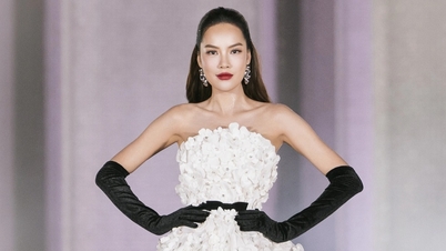 Miss Le Hoang Phuong präsentiert ihre nackten Schultern und wird damit zum Star der Modenschau.