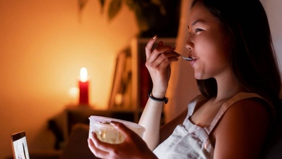 मैंने भूख मिटाने के लिए देर रात हल्का नाश्ता किया, लेकिन फिर भी मुझे सुबह ज्यादा थकान और खाने की ज्यादा इच्छा क्यों होती है?