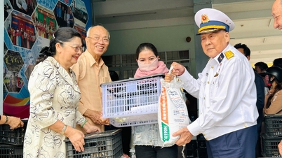 Δωρεά δώρων και ράτσες κοτόπουλων σε ανθρώπους σε περιοχές που επλήγησαν από τις πλημμύρες.