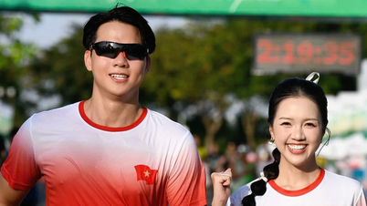 MC wanita dan teman lelaki modelnya menyerlah di trek Separuh Maraton Tien Phong 2025.