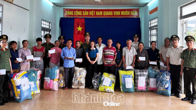 Pohraniční policie na mezinárodním letišti Cam Ranh rozdává dary obětem povodní.