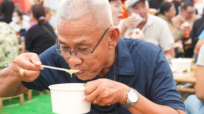 Bazı müşteriler, Pho Günü'ne katılmak için Ho Chi Minh şehrine 120 km yol katetti.