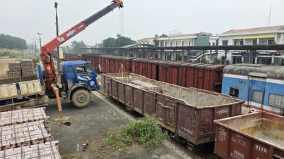 Järnvägssektorn transporterar 1 miljon tegelstenar gratis för att stödja husbyggnation i centrala Vietnam.