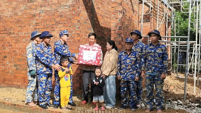 Brigad 101 överlämnar gåvor till två familjer som fick hjälp med att bygga hus under "Quang Trung-kampanjen".