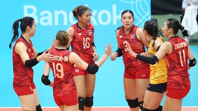 Thai women's volleyball team competes against Vietnam for SEA Games gold medal.