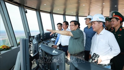 প্রধানমন্ত্রী ফাম মিন চিন লং থান বিমানবন্দর নির্মাণ প্রকল্পের অগ্রগতি পরিদর্শন করছেন।