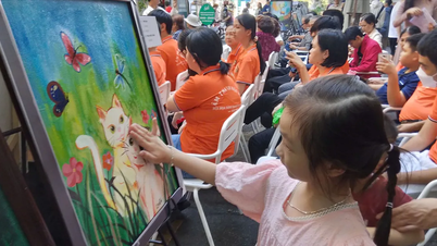 ہو چی منہ سٹی بک سٹریٹ میں معذور فنکاروں کی آرٹ کی نمائش۔