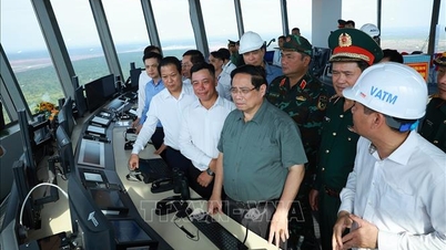 نخست وزیر فام مین چین از پیشرفت پروژه ساخت فرودگاه لانگ تان بازدید کرد.