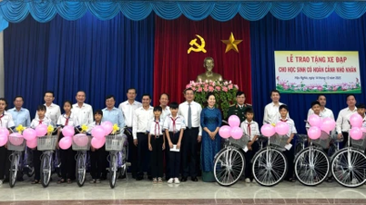 អនុរដ្ឋមន្ត្រីក្រសួងអប់រំ និងបណ្តុះបណ្តាល បានប្រគល់កង់ជូនសិស្សានុសិស្សដែលមានជីវភាពខ្វះខាតនៅខេត្តតៃនិញ។