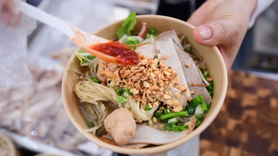 V den Pho, když jsem snědl misku pho, jsem měl stále chuť na další, a tak jsem si koupil čerstvé i sušené pho, abych si ho odnesl domů.