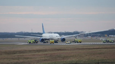 Літак, на борту якого було 290 людей, здійснив екстрену посадку в США через відмову двигуна.