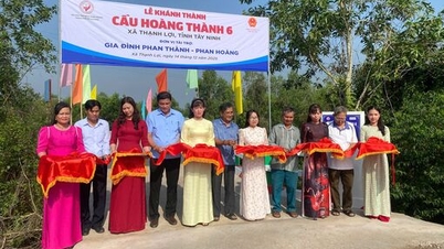 Thanh Loi kommune: Hoang Thanh 6-broen ble innviet, noe som bidro til ferdigstillelsen av transportinfrastrukturen.