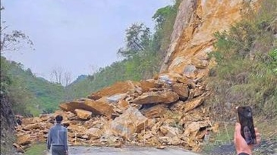 Jordskred på riksväg 6 dödar 3, skadar 2.