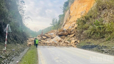 Menggerakkan sumber maksimum untuk menangani tanah runtuh di Lebuhraya Kebangsaan 6 di Phu Tho.