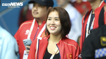 CEO wanita cantik memberikan dukungan kepada tim voli putri Vietnam.