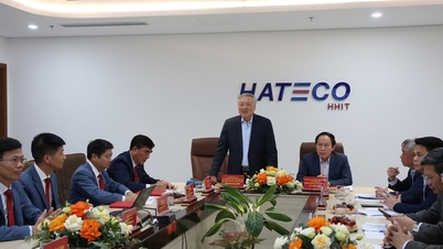 Ο Αντιπρόεδρος της Κυβέρνησης Νγκουγιέν Χόα Μπινχ επισκέπτεται την εταιρεία VinFast και το Διεθνές Λιμάνι Εμπορευματοκιβωτίων Hateco Hai Phong.