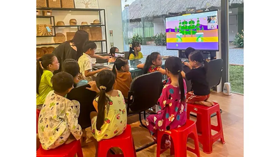 Free classes in the water hyacinth weaving village.