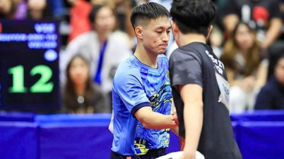 Wietnamska drużyna tenisa stołowego zdobywa srebrny medal w męskich zawodach drużynowych.