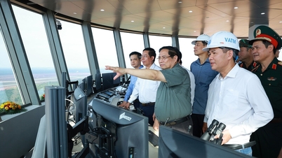 Premiér kontroluje pokrok projektu mezinárodního letiště Long Thanh.