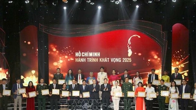 Exchange of ideas with 32 exemplary individuals who have studied and followed President Ho Chi Minh's teachings in the Central and Central Highlands regions.