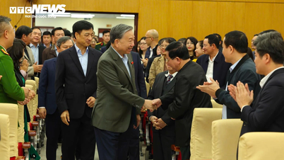 General Secretary To Lam meets with voters in 11 wards of Hanoi.