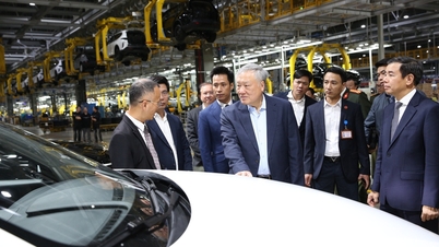 معاون نخست وزیر، نگوین هوآ بین، از شرکت وین فست و بندر کانتینری بین المللی هاتکو های فونگ بازدید کرد.