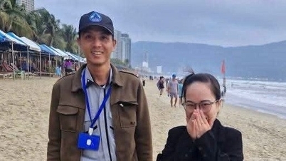 Rơi kỷ vật đính hôn trên bãi biển, du khách vỡ òa được người dân Đà Nẵng tìm lại
