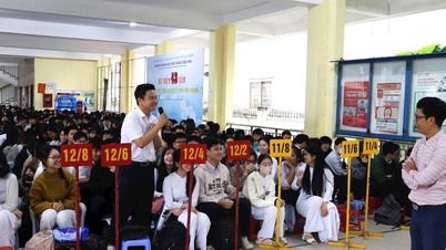 Raising awareness among high school students about preventing and combating gender-based violence and ensuring online safety.