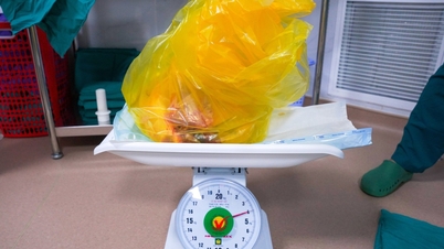 Χειρουργική επέμβαση για την αφαίρεση ινομυώματος μήτρας βάρους 4 κιλών από ασθενή.