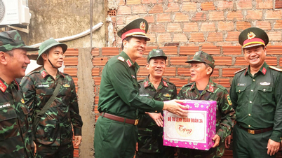 El comandante del 34º Cuerpo de Ejército visita unidades que participan en la "Campaña de Quang Trung".