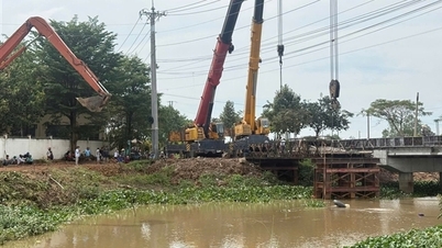 Egy 38 tonnás teherautó összetört egy 8 tonnás hidat, a sofőr pedig a csatornába ugrott.