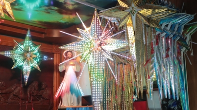 Detailní pohled na dílnu, kde se vyrábí LED hvězda pro katedrálu Notre Dame.