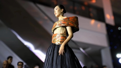 Evening gowns inspired by century-old brick kilns in Vinh Long attract attention.