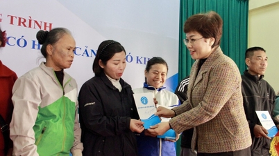 কঠিন পরিস্থিতিতে থাকা মানুষদের ২,৩০০ টিরও বেশি স্বাস্থ্য বীমা কার্ড দান করেছেন।