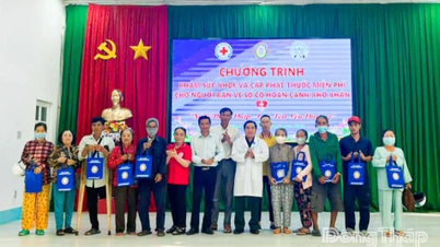 Rumah Sakit Militer-Sipil Dong Thap menyebarkan semangat solidaritas antara militer dan masyarakat melalui pemeriksaan medis gratis dan distribusi obat-obatan.