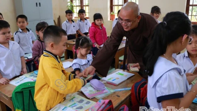 Lien Hoa Pagoda donated nearly 1,000 gift packages to support people and students in flood-affected areas of Dak Lak province.
