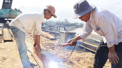 Die Reparaturarbeiten an der Brücke, die die beiden Ufer des Thu-Bon-Flusses verbindet und durch Überschwemmungen zerstört wurde, werden mit Hochdruck vorangetrieben.