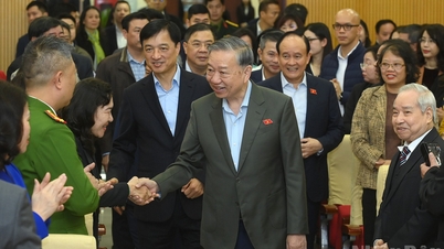 [Photo] General Secretary To Lam meets with voters in Hanoi.
