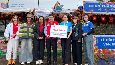Overrekker gaver til vanskeligstilte studenter i Van Don spesielle økonomiske sone.