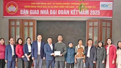 Сон Тай передал семье г-на Фунг Ван Сонга дом, построенный в знак солидарности.