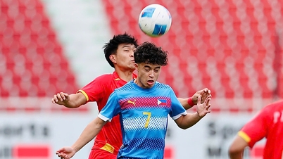 Vietnam U22 vs Filipíny (první poločas) 0:0: Soupeř se dopustil faulu, aby zastavil Viktora Le.